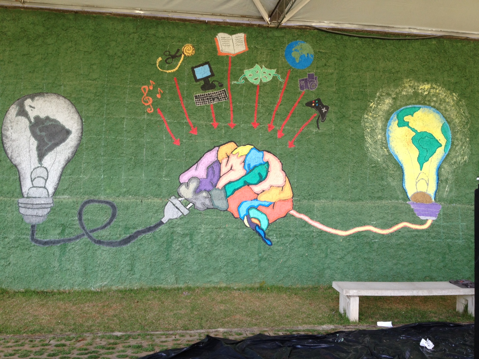 data mural with students at Plug Minas